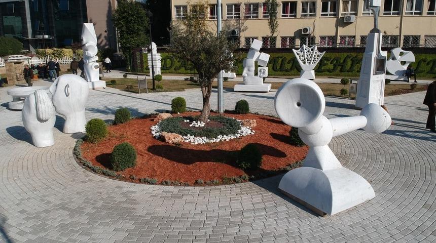 &Ouml;zg&uuml;n heykeller g&ouml;r&uuml;c&uuml;ye &ccedil;ıktı