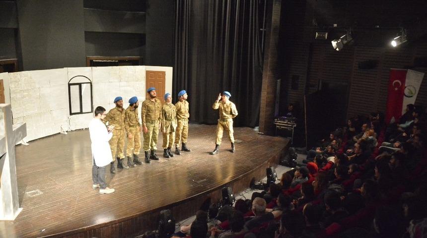 Albay Kuş Adlı tiyatro oyunu sergilendi