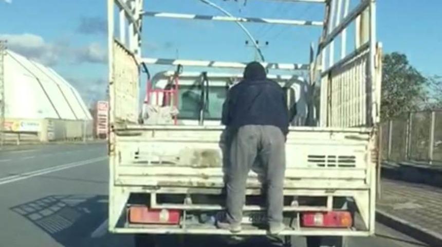 Kamyonetin arkasında tehlikeli yolculuk y&uuml;rekli ağza getirdi