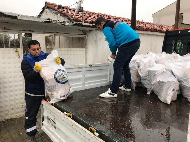 Mezarlık temizliği ihtiyaç sahiplerine yakacak olarak dönüyor