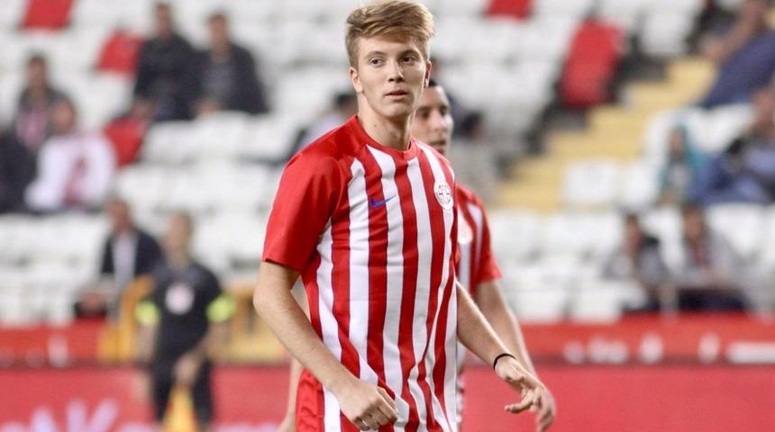 Antalyasporlu Fehmi Koç, Süper Lig'de forma giyen en genç oyuncu oldu