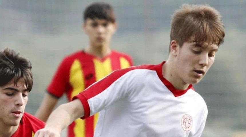 Antalyaspor - Fenerbah&ccedil;e ma&ccedil;ında tarihe ge&ccedil;en an! Fehmi Ko&ccedil;, S&uuml;per Lig'in en gen&ccedil; futbolcusu