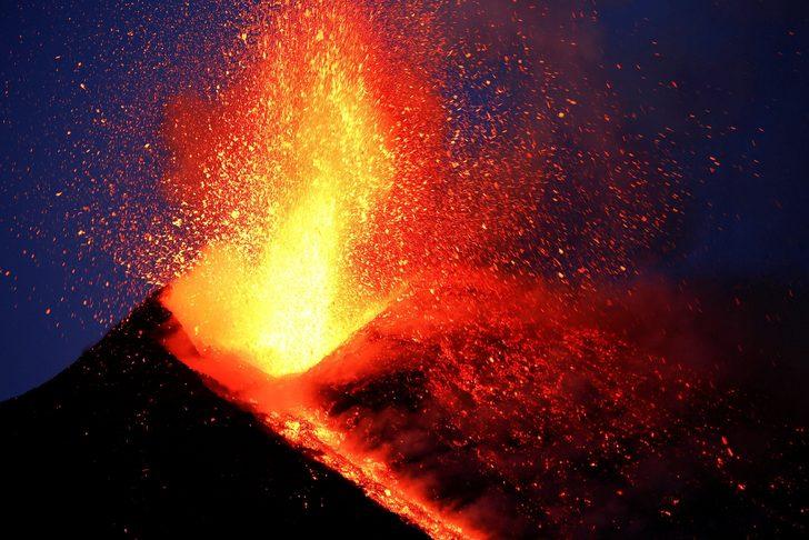 Etna yeniden patladı, 3 saatte 130 deprem oldu  G1