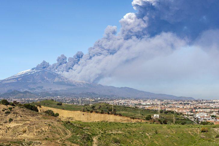 Etna yeniden patladı, 3 saatte 130 deprem oldu  G2