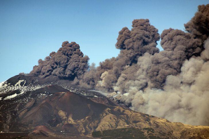 Etna yeniden patladı, 3 saatte 130 deprem oldu  G3