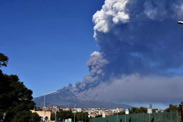 Etna yeniden patladı, 3 saatte 130 deprem oldu  G4