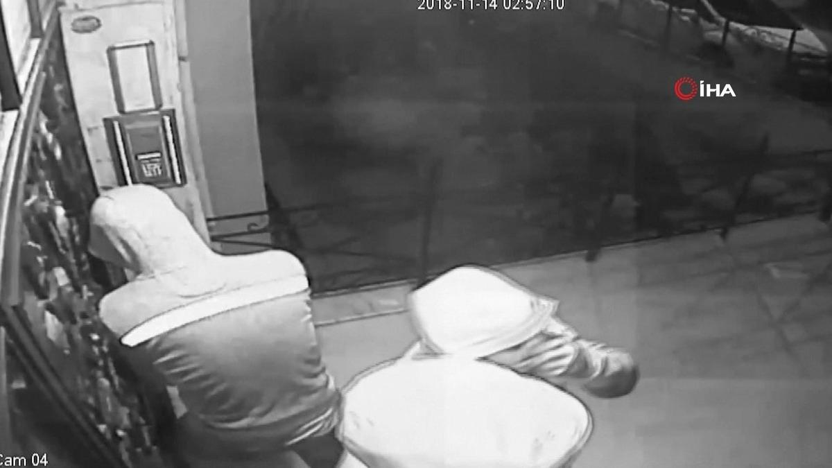 İstanbul'da 61 ev ve iş yerini soyan &ccedil;ete yakalandı 