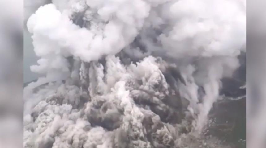 Endonezya'da yeni tsunami uyarısı! Patlamalar sürüyor