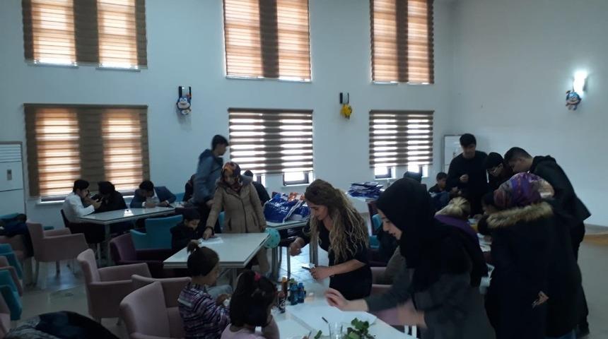 Sevgi Evlerinde kalan &ccedil;ocuklarla etkinlik yapıyorlar