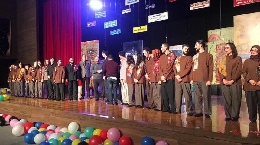 Tiyatro Kul&uuml;b&uuml; &ldquo;G&ouml;zlerimi Kaparım Vazifemi Yaparım&rdquo; oyununu sahneledi