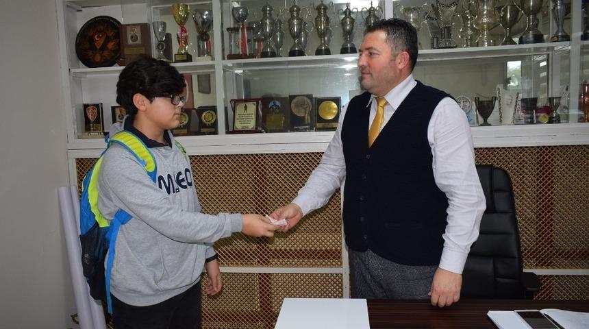 Ortaokul &ouml;ğrencisi bulduğu parayı teslim etti