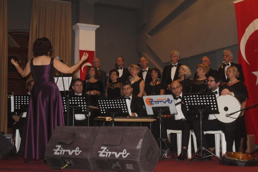 Kırık Bir Aşk Hik&acirc;yesi ile m&uuml;thiş konser