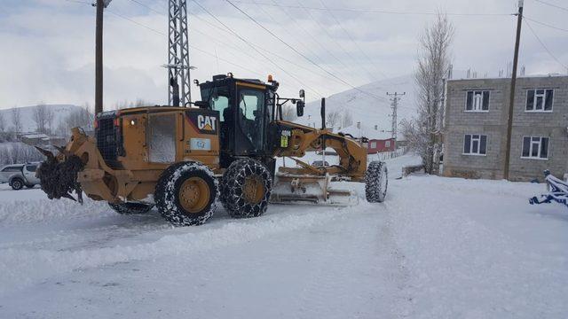 Gürpınar’da karla mücadele çalışması