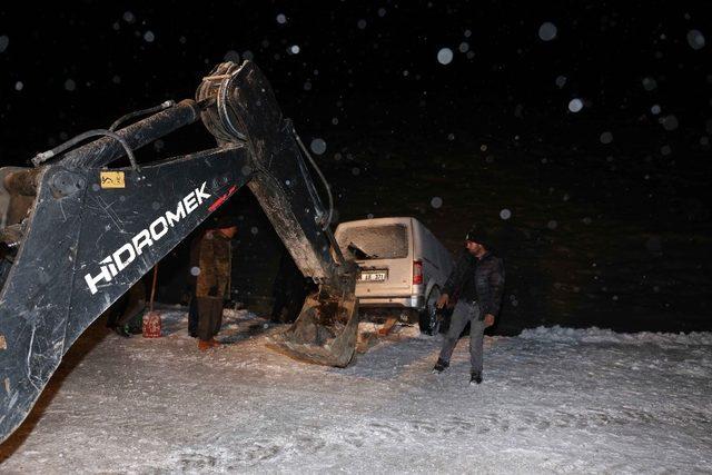 Gürpınar’da karla mücadele çalışması