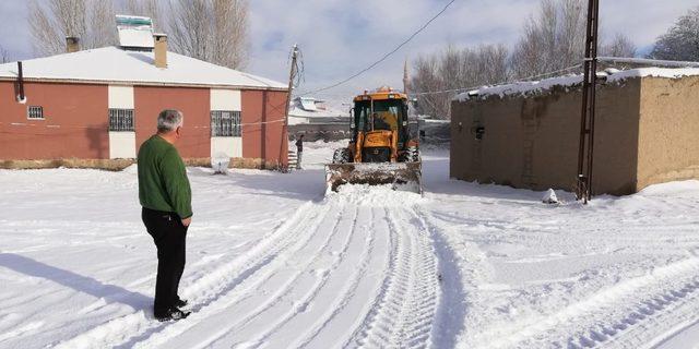 Gürpınar’da karla mücadele çalışması