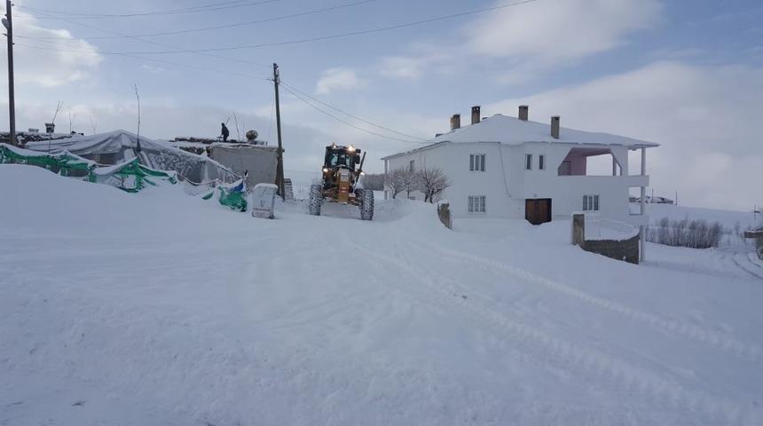 Gürpınar’da karla mücadele çalışması