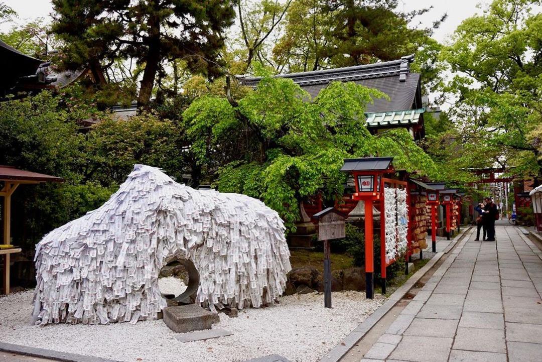 Aşk dileyen herkes bu taşın başına gidiyor!
