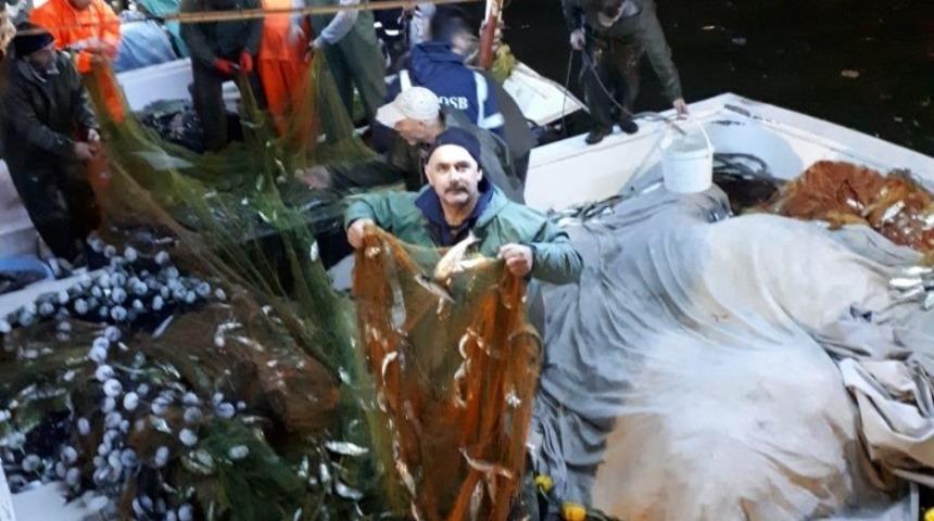 Zonguldak&rsquo;ta balık&ccedil;ılar 3 ton &ccedil;inakop yakaladı