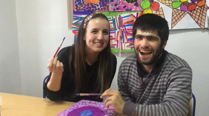 &Ouml;zel &ouml;ğrenciler tuvalleri renklendirdi