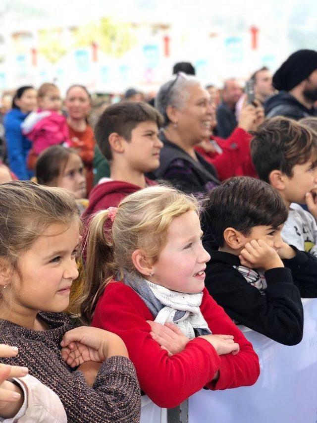 Marmaris’te çocuklara Nutuk hediye edildi