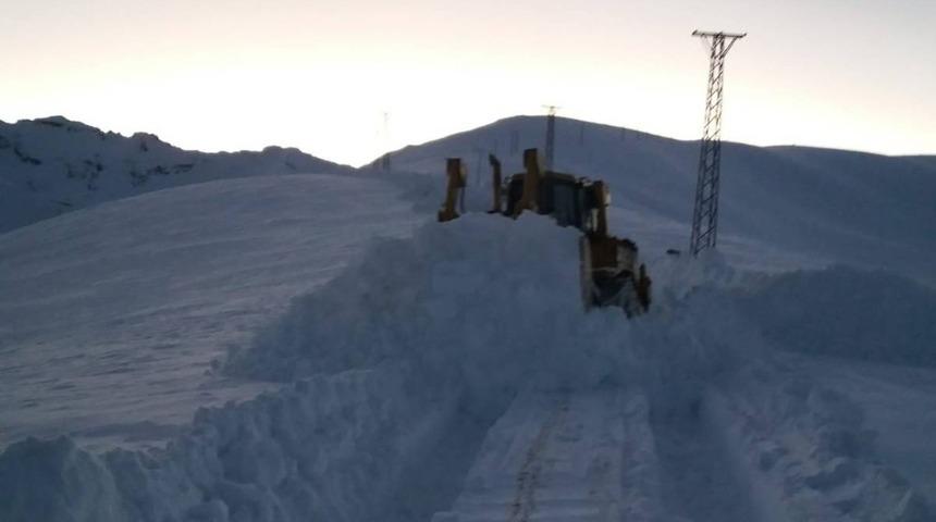 Hakkari&rsquo;de 10 k&ouml;y ile 22 mezra yolu ulaşıma kapandı