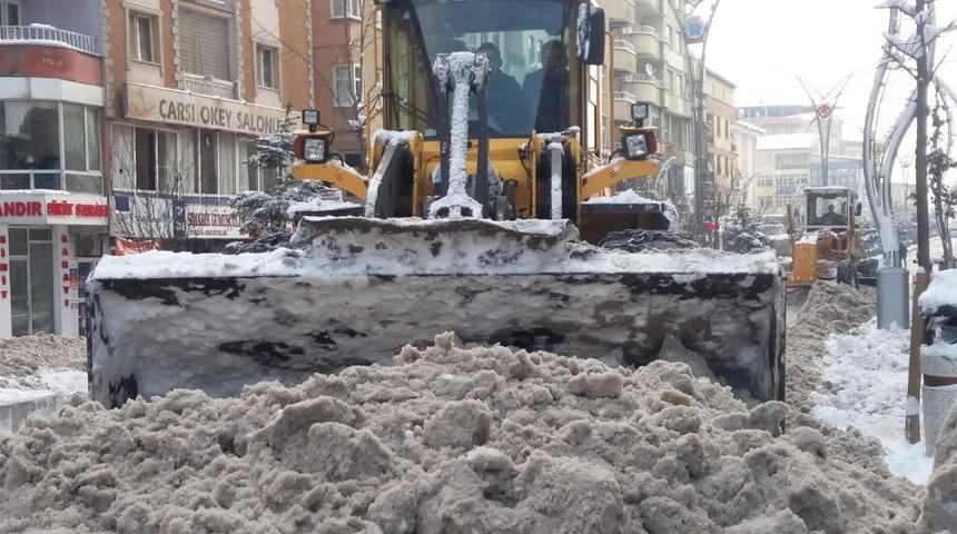 Hakkari Belediyesinden karla m&uuml;cadele &ccedil;alışması