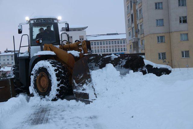 Van ve Bitlis'te kar, 337 yerleşim biriminin yolunu kapattı