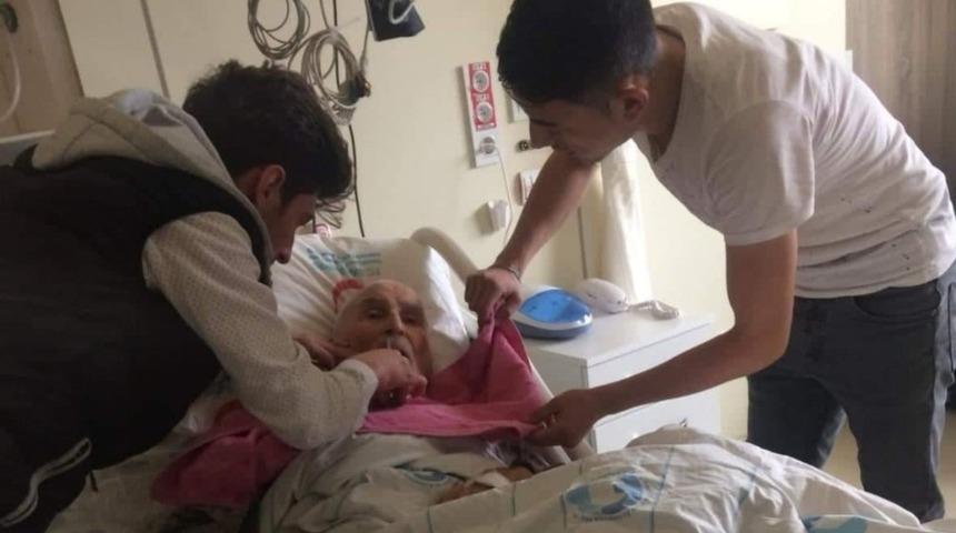 Mesleki Eğitim Merkezi &ouml;ğrencilerinden hastanede yatan yaşlılara &rsquo;bakım hizmeti&rsquo;