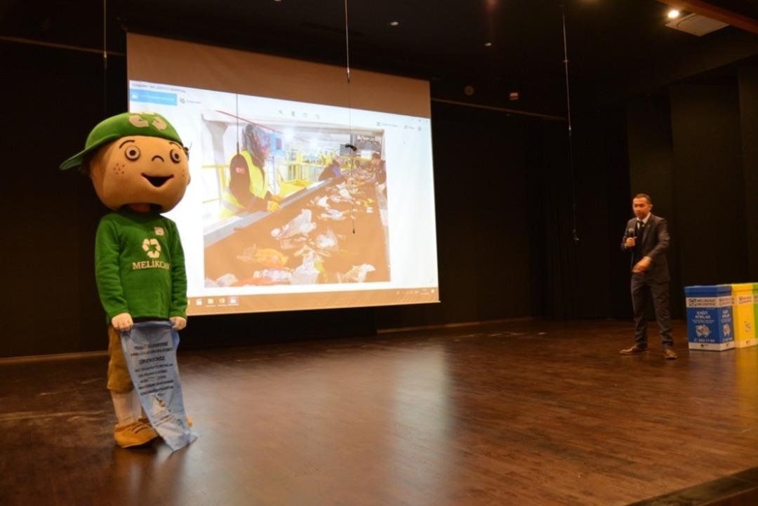 Başkan B&uuml;y&uuml;kkılı&ccedil; &ouml;ğrencilerle bir arada