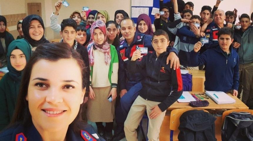 K&ouml;pr&uuml;k&ouml;y jandarma trafik timleri &ouml;ğrencilere seminer verdi