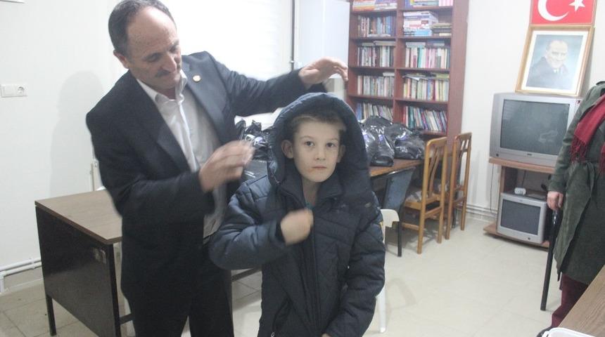 Muhtar&rsquo;dan 120 &ouml;ğrenciye mont ve eldiven