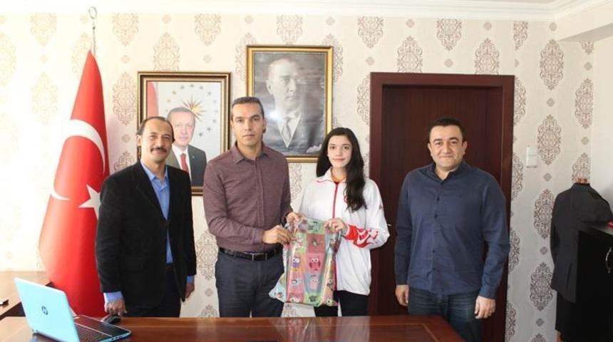 Başarılı sporcu &ouml;d&uuml;llendirildi