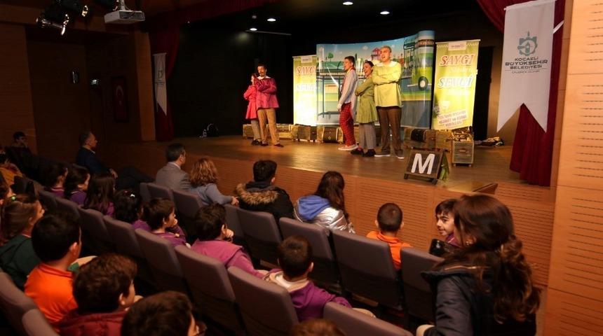 Toplu taşıma ahlakı tiyatroya yansıdı