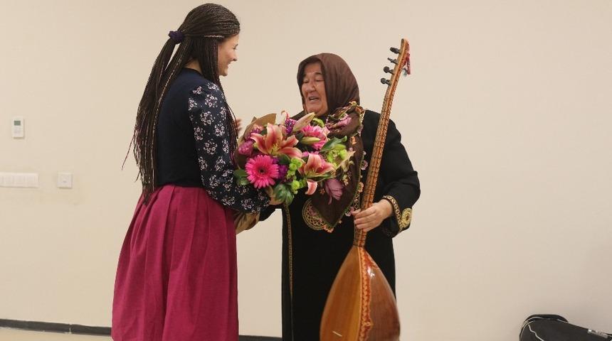 Aşık Nurşah üniversiteli gençlerle buluştu