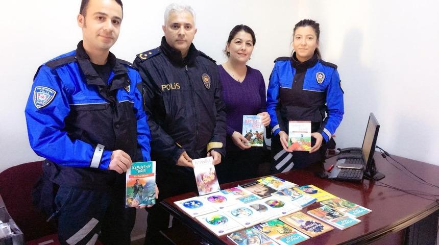 Polis eşlerinden kütüphaneye destek