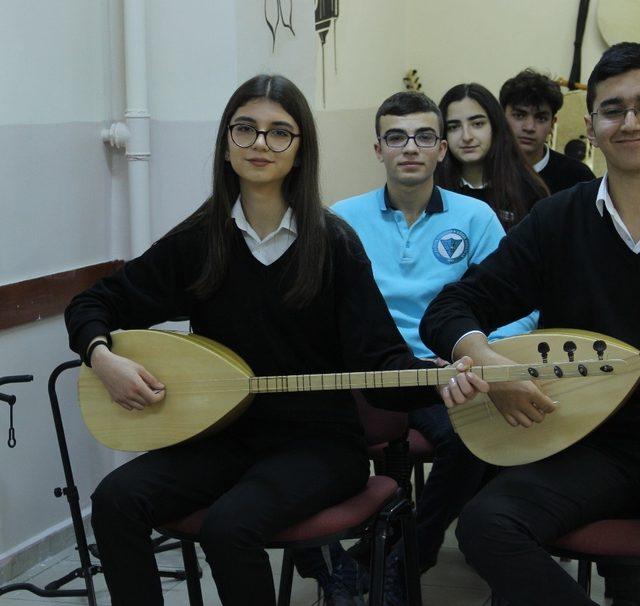 Sivas’ta geleceğin ozanları bağlama sınıfında yetişecek