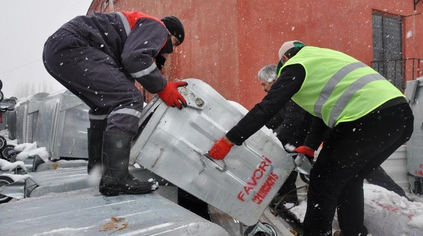 Yüksekova Belediyesine çöp konteyneri desteği