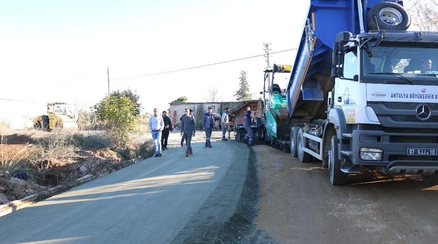 Antalya&rsquo;nın ilk beton asfaltı D&ouml;şemealtı Dereli&rsquo;ye uygulandı
