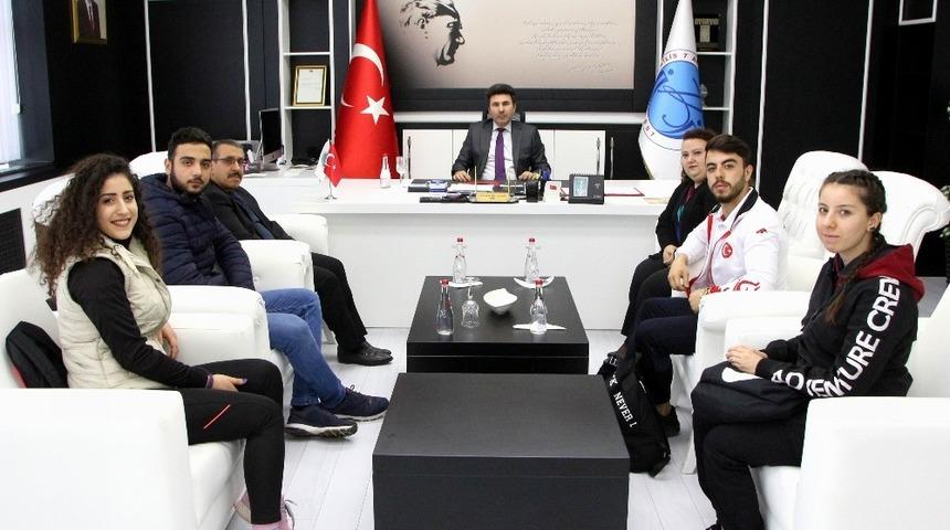 &Uuml;niversiteli Milli Sporculardan Rekt&ouml;r Karacoşkun&rsquo;a Ziyaret