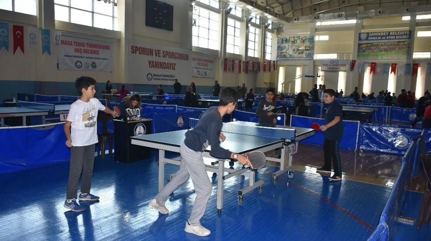 Şahinbeyliler raketlerini kurtuluş kupası i&ccedil;in salladı