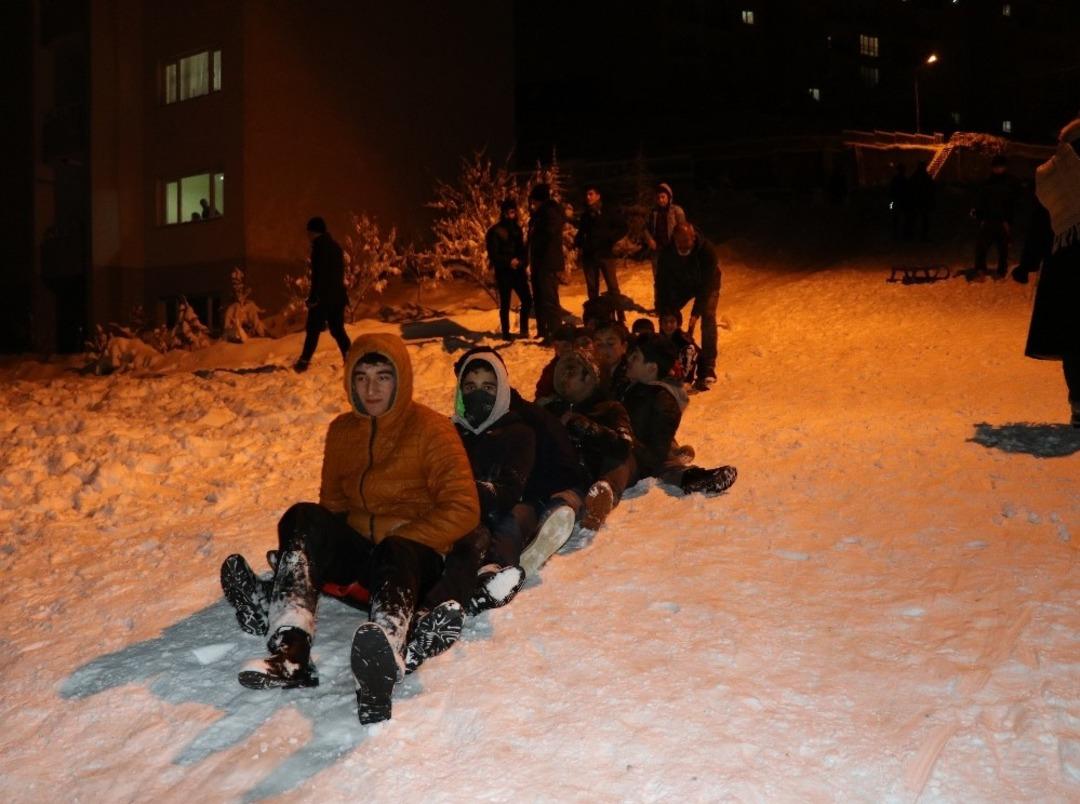 Vanlı &ccedil;ocukların kızak keyfi