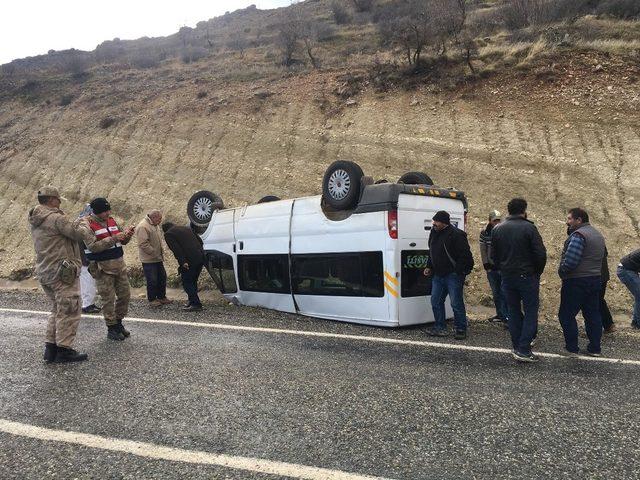 Gercüş’te minibüs takla attı