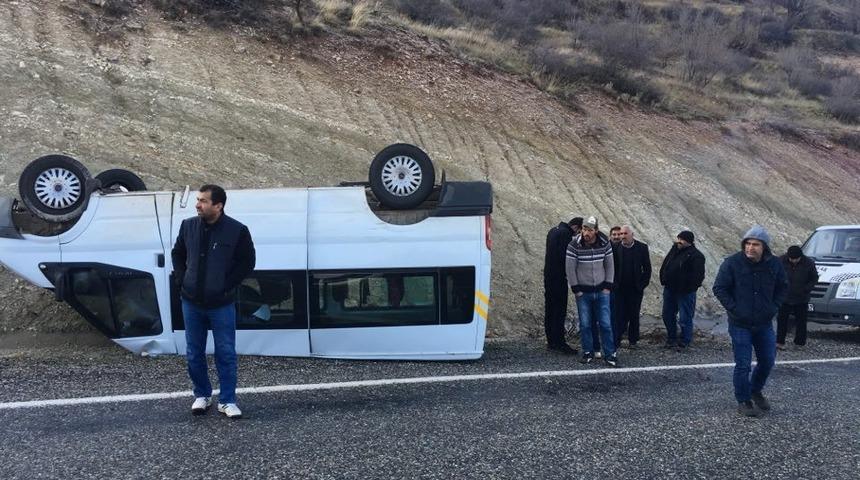 Gercüş’te minibüs takla attı