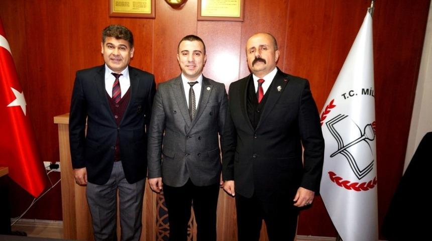 Bir değil 200 &ouml;ğrenciyi giydirdi