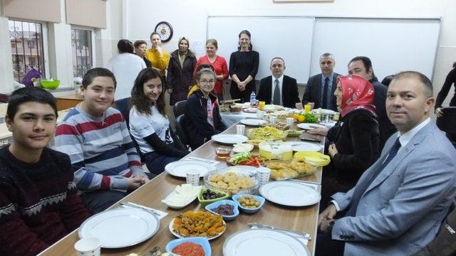 Burhaniye’de çok okuyan öğrencilere kaymakam teşekkürü