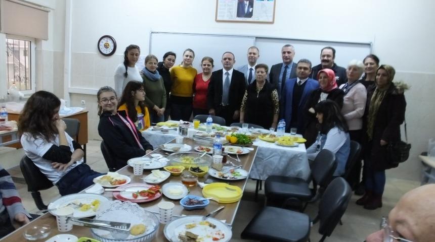 Burhaniye&rsquo;de &ccedil;ok okuyan &ouml;ğrencilere kaymakam teşekk&uuml;r&uuml;