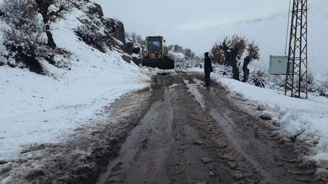 Siirt’te karda mahsur kalan araçlar kurtarıldı