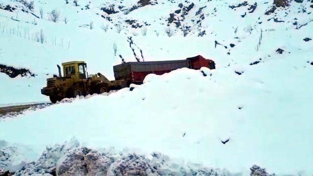 Siirt’te karda mahsur kalan araçlar kurtarıldı