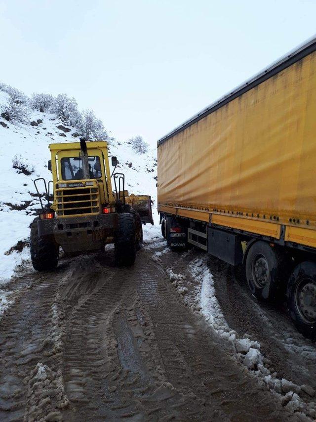 Siirt’te karda mahsur kalan araçlar kurtarıldı