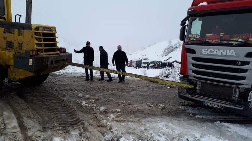 Siirt&rsquo;te karda mahsur kalan ara&ccedil;lar kurtarıldı